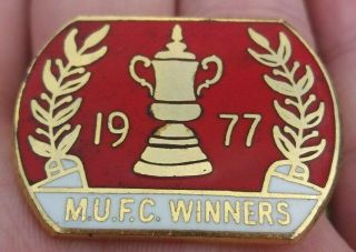Manchester United 1977 M.  U.  F.  C Winners Vintage W Reeves & Co Pin Badge Vgc