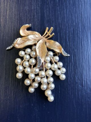 Vntg Crown Trifari Signed Faux Pearl And Etched Goldtone Leaves W/rhine.  Brooch