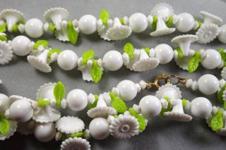 Vintage Plastic Tutti Frutti Flower Plastic Necklace 33  Long White Green
