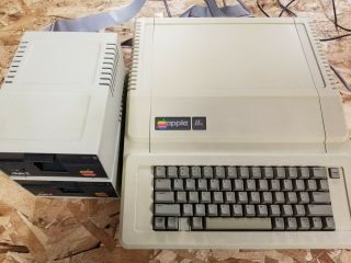 Apple Iie Iie 820 - 0064 - B 1982 With 2 Apple A2m0003 5.  25 " Disk Drives