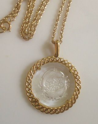 Vtg.  Crown Trifari Gold Tone Zodiac Pisces Fish Pendant Chain Necklace Glass