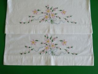 Set Of 2 Matching Vintage Hand Embroidered Pillow Cases