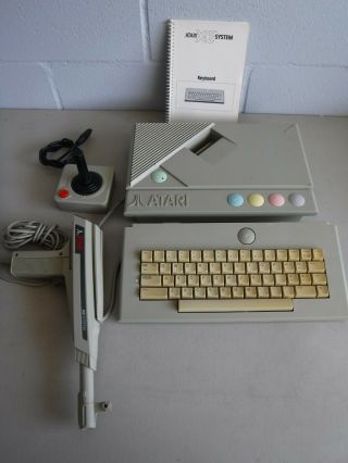 Atari Xe Computer 64k Ram,  Keyboard,  Joystick And Light Gun