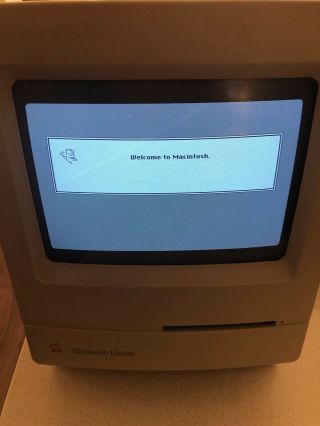 Apple Macintosh Classic Computer M1420 Singapore 220 Volts System 6.  0.  7 2