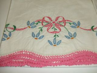 Vintage Pair Embroidered Pillowcases With Crochet Edge 20x30 Bouquet 90