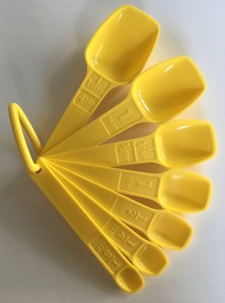 Tupperware Vintage Sunny Yellow Measuring Spoon Set 7 Spoons W/ Ring