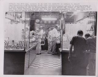 Dirck Halstead: Marines Shop In Saigon Vietnam War Vintage 1965 Press Photo