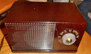 Vintage 1950’s RCA Victor Brown Plastic Case TUBE RADIO 6