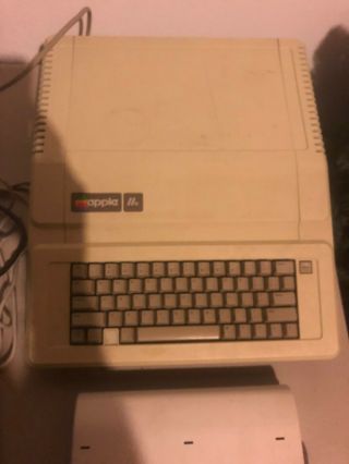 Vintage Apple Iie Computer With Monitor And Crack Keyboard Top
