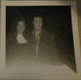 Vtg.  Elvis Presley 3.  5 X 3.  5 Black & White Photo 11 - 68 Posing With Fan