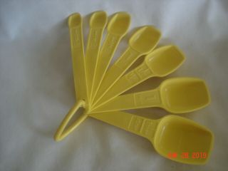 Lovely Vtg Tupperware 7 Pc.  & Ring Yellow Nesting Measuring Spoon Set Made Usa