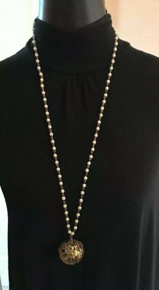 Vintage Modernist Faux Pearl & Gold Toned Flower Ball Pendant Necklace