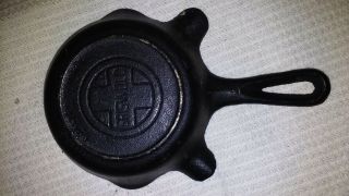 VINTAGE GRISWOLD CAST IRON ASHTRAY quality ware 4 