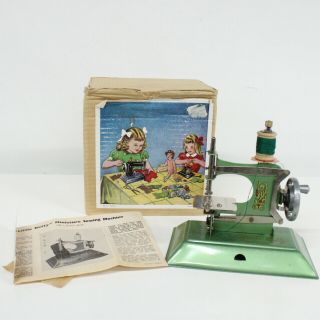 Vintage Little Betty No.  W.  2 Miniature Sewing Machine 565 3