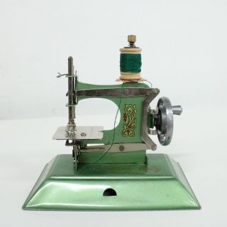 Vintage Little Betty No.  W.  2 Miniature Sewing Machine 565 4