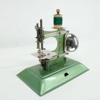 Vintage Little Betty No.  W.  2 Miniature Sewing Machine 565 5