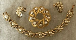 Vintage Crown Trifari Gold Tone Rhinestone Faux Pearl Brooch Bracelet Earrings