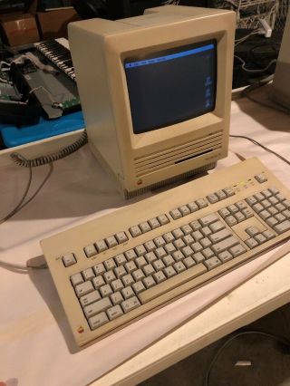 Vintage 1986 Apple Macintosh Se 1mb Ram Model M5011 Computer W/mouse And Keys