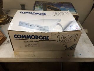 Commodore 1571 Floppy Disc Drive for C64 Software 2