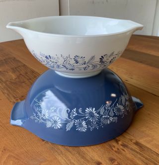 Vintage Pyrex Blue White Colonial Mist Daisy 444 & 443 Nesting / Mixing Bowls