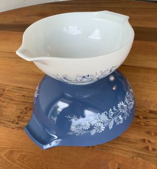 Vintage Pyrex Blue White Colonial Mist Daisy 444 & 443 Nesting / Mixing Bowls 2