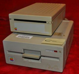 Apple 3.  5 " & 5.  25 " External Floppy Disk Drives Model A9m0106 & A9m0104 2 Drives
