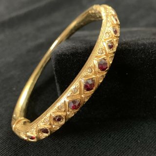 Vtg Red Ruby Rhinestone Hinged Bangle Bracelet Clamper Gold Tone 1/4” Wide