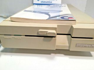 COMMODORE 1571 DISK DRIVE COMPLETE WITH USER GUIDE FOR COMMODORE 128 COMPUTER 2