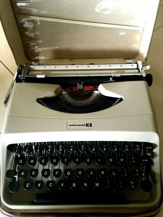VINTAGE RETRO UNDERWOOD 18 MADE IN ITALY PORTABLE TYPEWRITER With CASE 2