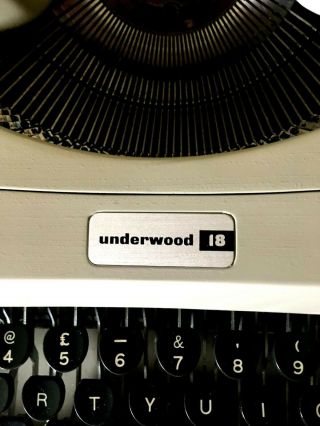 VINTAGE RETRO UNDERWOOD 18 MADE IN ITALY PORTABLE TYPEWRITER With CASE 3