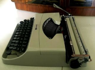 VINTAGE RETRO UNDERWOOD 18 MADE IN ITALY PORTABLE TYPEWRITER With CASE 5