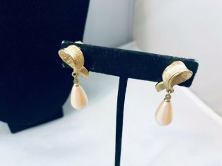 Vtg.  Crown Trifari Pear Faux Pearl Gold Tone Ribbon Clip On Earrings