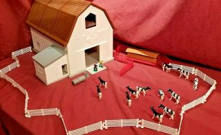 Vintage Ertl Farm Country Dairy Cows Barn Set Toy Playset Collectable 1/64 Scale