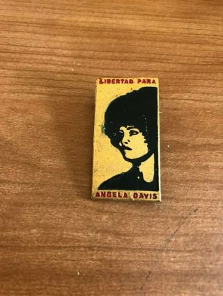 Vintage U.  S.  A Pin Badge " Freedom For Angela Davis " United States Political Party