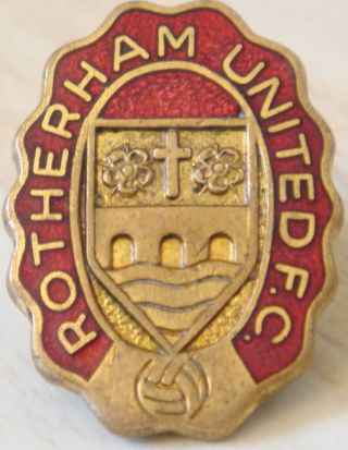 Rotherham United Fc Vintage Club Crest Type Badge Brooch Pin In Gilt 19mm X 25mm