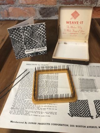 Vintage Weave - It 4 " Weaving Loom Donar Two 6 " Needles Box Directions Booklet A1