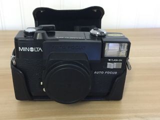 Vintage Minolta Hi - Matic AF2 Auto Focus W/ Flash 35mm Film Camera 38mm 1:2.  8 2