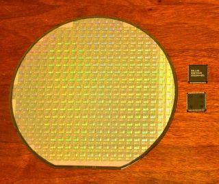 Silicon Wafer Collectors Set - Ds87c520 Cpu Wafer And Ds87c520 Cpu Chip.