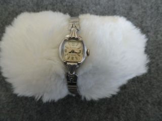 Vintage Swiss Made Bulova 17 Jewels Wind Up Ladies Watch - Problem