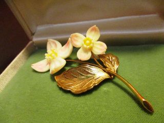 NOS vintage Wells FLOWERY BROOCH - PIN w/ Box lovely GOLD - PLATED collectible 3