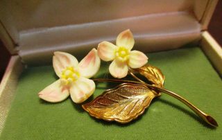 NOS vintage Wells FLOWERY BROOCH - PIN w/ Box lovely GOLD - PLATED collectible 4