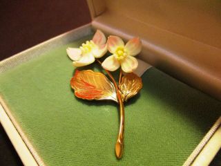NOS vintage Wells FLOWERY BROOCH - PIN w/ Box lovely GOLD - PLATED collectible 5