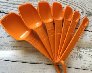 TUPPERWARE Vintage Orange Nesting Set of 7 Measuring Spoons w/ Ring Holder EUC 3