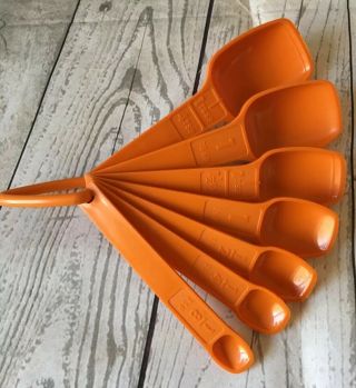 TUPPERWARE Vintage Orange Nesting Set of 7 Measuring Spoons w/ Ring Holder EUC 4