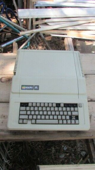Apple Iie Computer - A2s2064 - Vintage 1984 -