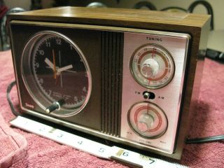 Vintage Sears Roebuck And Company Am Fm Clock Radio Model 667.  23010700