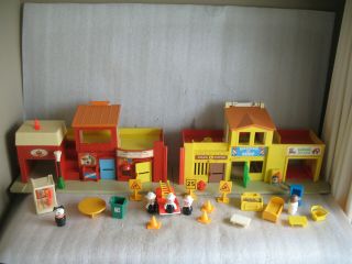 Vintage Fisher Price Little People Play Family Village 997