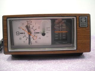 Vintage General Electric Ge 7 - 4550c Walnut Grain Polystyrene Clock Radio