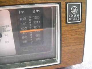 Vintage General Electric GE 7 - 4550C Walnut Grain Polystyrene Clock Radio 3