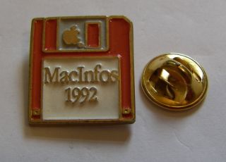 Apple Computer Macintosh Macinfos Software 1992 Red Vintage Pin Badge Mac
